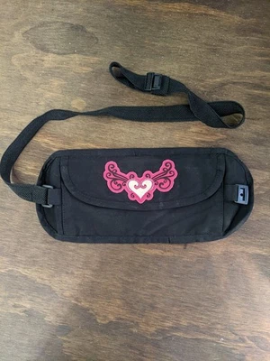 Riñonera negra con diseño de corazón y correa ajustable Foto 1 de 4