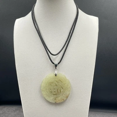 Collar de cordón trenzado colgante medallón cultural piedra jade tallada vintage Foto 1 de 4