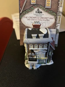 Dept 56 ”The Crown & Cricket Inn” 1992 Dickens Heritage Collector Ornament Box - Bild 1 von 4