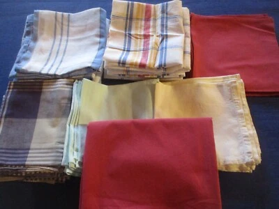 Lot N°9 de 38 serviettes de table coton dépareillées vert jaune bordeaux Tachées - Photo 1/4