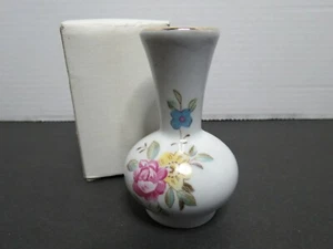Decorative China - Mini Vase - White Vase Gold Rim Flowers - Picture 1 of 11
