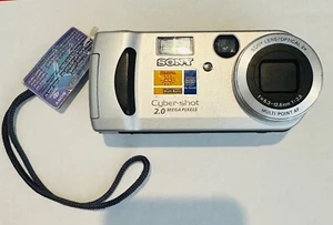 Sony Cyber-Shot DSC-P31 Digitalkamera 2.0MP - Silber ungetestet Teile Reparatur - Bild 1 von 5