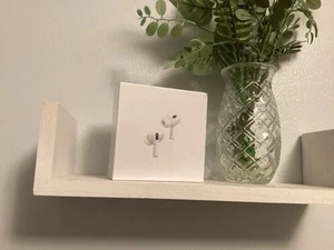 Apple AirPods Pro 2nd Generation With Wireless Charging Case - Factory Seal - Photo 1 sur 4