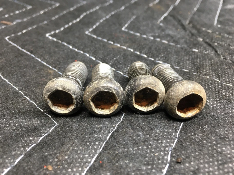 Оригинальные болты кронштейна правого переднего ковшеобразного сиденья для универсала Mazda Rx4 1976 года выпуска X4 - Изображение 1 из 1