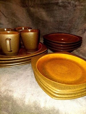 Juego de comedor de gres marrón Sango, con tazas, platos y cuencos. Foto 1 de 3