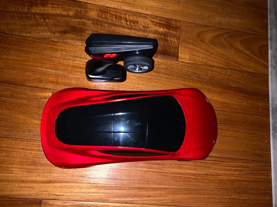 Tesla Roadster, rojo, coche con control remoto. Usado, escala 1:10 por Matttel Foto 1 de 4