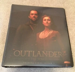 Outlander season 5 factory sealed Roger & Brianna binder B2 wardrobe card inside - Zdjęcie 1 z 1