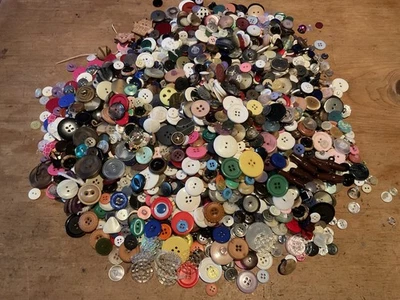 LARGE JOB LOT  OF ASSORTED  MIXED BUTTONS  APPROX  1.30 kg  - image 1 of 3