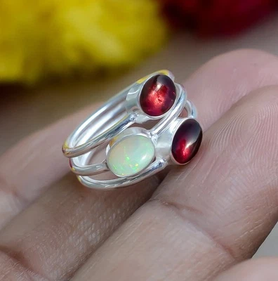 Anello con opale etiope, granato rosso Anello con vero opale di fuoco... - Immagine 1 di 4