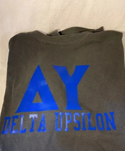 Camisa Manga Corta Delta Upsilon Fraternity-Pimienta-Talla Mediana-¡Nueva! - Imagen 1 de 2
