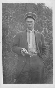 Vintage RPPC attraktiver junger Mann mit Fernglas Krawattenkappe Hut Postkarte - Bild 1 von 2