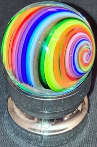 EDDIE SEESE Kunstglas Handarbeit MARMOR 1,35" Regenbogen Gold Lutz signiert '24 + Ständer - Bild 1 von 4