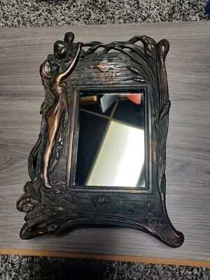 Espelho vintage bronze pesado 11” com menina - pode ter sido uma moldura - Imagem 1 de 4