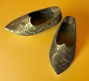 Juego de 2 ceniceros vintage de latón macizo en miniatura grabados a mano zapatos figurativos India - Imagen 1 de 14
