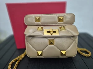 Bolso Valentino Roman Stud de cuero beige con tachuelas tono dorado - Imagen 1 de 9