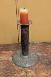 Antiguo siglo XIX. Raspador de cerdos de hierro primitivo pequeño de 5" soporte para candelabro push-up cerdo - Imagen 1 de 12