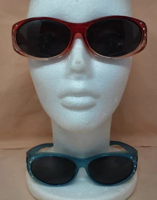 2 gafas de sol Italia Design Bling envolventes alrededor de ventanas rojas a transparentes con corazones y azules Foto 1 de 4