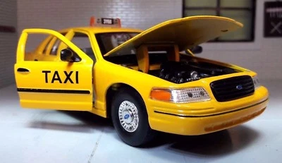 Ford Crown Victoria Yellow Taxi NYC Cab 1:24 Diecast Scale Model Car 1999 Welly - Image 1 of 4