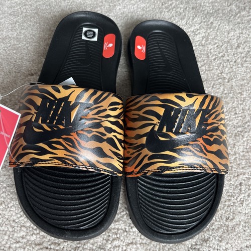 Sandali Nike Victori One Slides CN9676 010 stampa con animali donna nuovi taglia 7 NUOVI