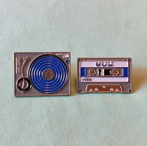 Emaille silberfarben Retro Vintage Stil Plattenspieler Band Kassette Krawatte Tac Pins - Bild 1 von 8