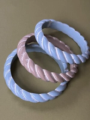 Lote de pulseras brazaletes de plástico azul claro y blanco y topo y crema - Foto 1 de 4