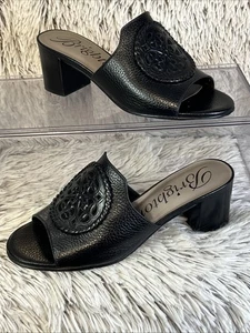 Brighton schwarze Leder-Pantoletten offene Zehenpartie geprägtes Medaillon Designer Slipper Gr. 6M - Bild 1 von 10