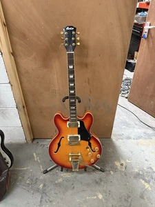 Guitarra Estilo Azalea Edición Premium Semi Hueca ES-335 Sunburst Bigsby Japón - Imagen 1 de 18