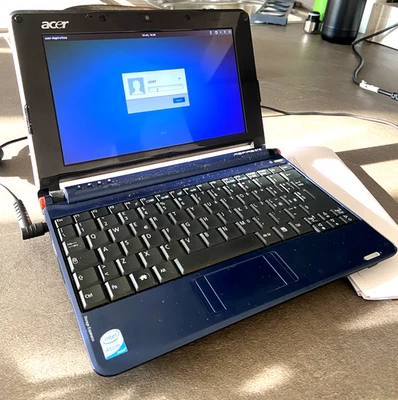 PC Acer Aspire One ZG5 – Netbook vintage funzionante con Xubuntu - inclusa borsa - Immagine 1 di 4