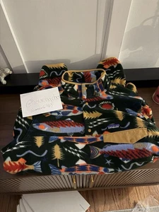 Patagonia Pullover Men’s Large Salmon Energy Synchilla Fleece Green 🐠 NWT 🎣 - Picture 1 of 1