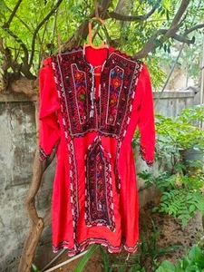 tradicional vestido Balochi color naranja con bordado multicolor - ropa étnica - Imagen 1 de 3