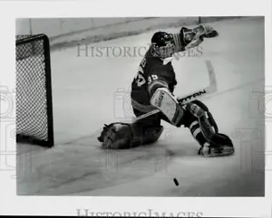 1981 Press Photo Ohio State hockey goalie Mike Bales in game against Clarkson. - Picture 1 of 2