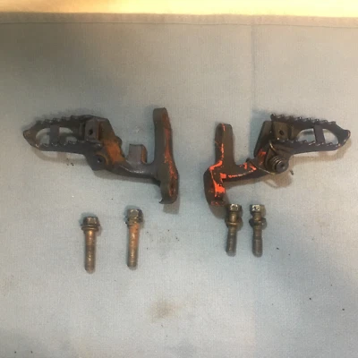 OEM 1984 1985 HONDA XR250R XR 200 250 R XR200R LEFT & RIGHT FOOT PEGS & MOUNTS - Image 1 of 4