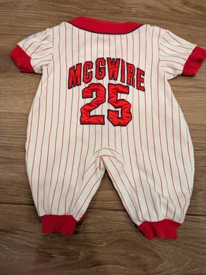 De Colección Mark McGwire STL Cardinals Oficial Liga de Novatos Bebé Conjunto Talla 3-6 Meses Foto 1 de 4