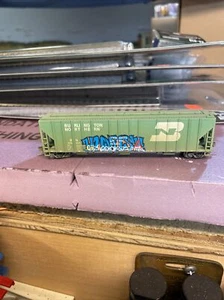 Burlington Northern N Covered Hopper 4750 Graffiti und verwittert - Bild 1 von 2