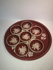 MCM Serviertablett mit Getränkehalter Untersetzer Burgund Metall Geschirr Blumen - Bild 1 von 7