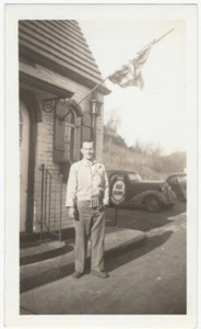 Asistente de parada de descanso de carretera con cambiador en lote de estacionamiento de automóviles 1946 instantánea - Imagen 1 de 2