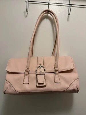 Bolso de hombro rosa bebé New York & Company Foto 1 de 4