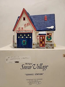 Dept 56 Snow Village Big Bill's Service Station #5128-4 Lighted Christmas House - Foto 1 di 13