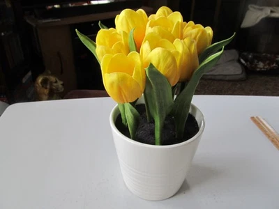 11 flores de imitación tulipanes amarillos artificiales con florero beige de cerámica de 5 pulgadas Foto 1 de 3