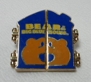 2005 Walt Disney Bär im großen blauen Haus Klappfenster Pin #33 - Bild 1 von 7