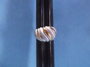 Anillo de joyería de moda banda tono dorado con ondas doradas y blancas talla 8 - Imagen 1 de 8