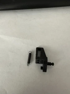 IBM Selectric III parte mesa papel soporte mano derecha y resorte #1254899, 1128231 - Imagen 1 de 1