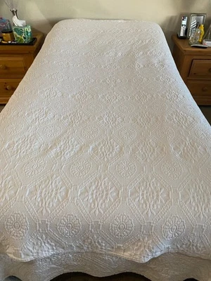 COLCHA/COLCHA TAMAÑO COMPLETO BLANCO EN RELIEVE 80" POR 88" Foto 1 de 2