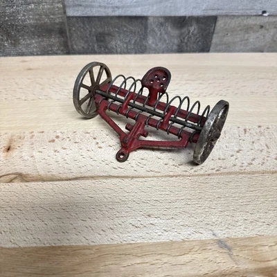 Rastrillo de heno de diente de resorte de granja de juguete arcade de hierro fundido de colección de la década de 1930 #417 Foto 1 de 4