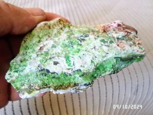 Gaspeite gemstone rough - Imagen 1 de 6