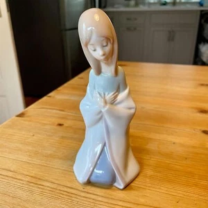 6.5" Lladro España Serena Arrodillada Bonita Niña en Manta Secular De Colección - Imagen 1 de 4