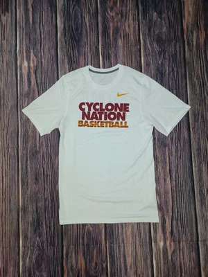 Camiseta Nike Dri-Fit NCAA Iowa State Cyclones "Cyclone Nation" Adulto Pequeña Blanca Foto 1 de 4
