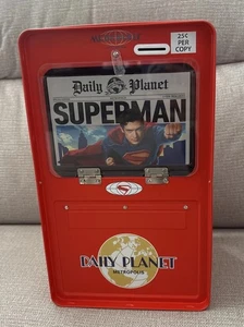 2025 Superman Daily Planet Zeitungsbox Popcorn Eimer Dose AMC Kino Film Neu - Bild 1 von 4