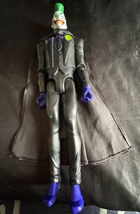JUGUETE: FIGURA MUÑECA MATTEL DC COMICS JOKER HERO VILLAN CON CAPA DE BATMAN 30 CM 2014 - Imagen 1 de 9