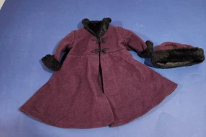 Bambola ragazza americana 2001 in pensione viola zucchero prugna cappotto vestito con cappello - Foto 1 di 3